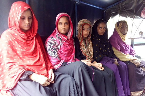 ‘গলার চেইন পেটের ভিতর; ৫ নারী প্রতারক আটক’