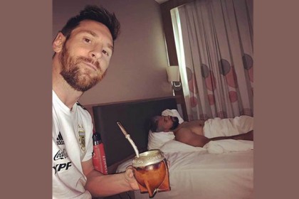 ঘুমন্ত আগুয়েরোকে নিয়ে মেসির মজা