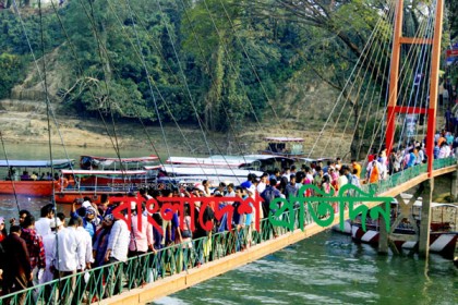 পাহাড়ে পর্যটকের ঢল

