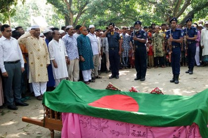 মুজিবনগরে রাষ্ট্রীয় মর্যাদায় মুক্তিযোদ্ধা জমিরউদ্দীনের লাশ দাফন
