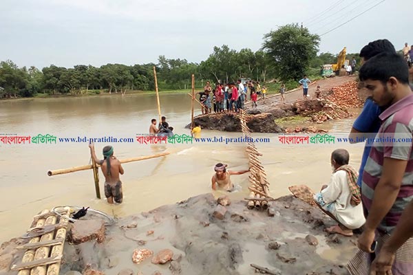 ব্রাহ্মণবাড়িয়ায় রাস্তা পানিতে ভেসে দুর্ভোগে লক্ষাধিক মানুষ