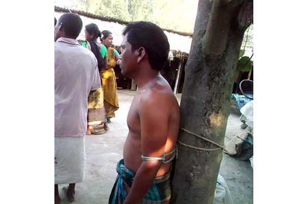 বিরলে যুবককে গাছে বেঁধে নির্যাতনের ঘটনায় থানায় অভিযোগ