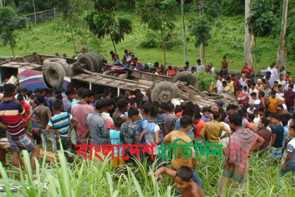 সিরাজগঞ্জে ট্রাকের সাথে সংঘর্ষে বাস খাদে পড়ে আহত ২০