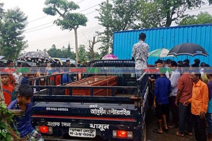 লাশের গাড়ি আটকে পুলিশের টাকা দাবি, প্রতিবাদে সড়ক অবরোধ