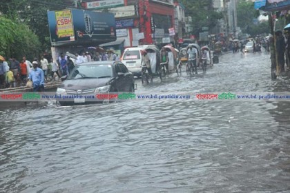 এক ঘণ্টার বৃষ্টিতে পানির নিচে চট্টগ্রাম নগরী