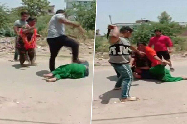 টাকার জন্য নারীকে রাস্তায় পেটাল নেতার ভাই! (ভিডিও)