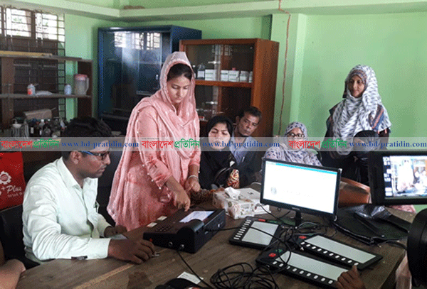 ইভিএম পদ্ধতিতে পরীক্ষামূলক ভোট গ্রহণ