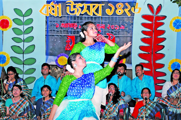 রাজধানীতে বর্ষাবরণ