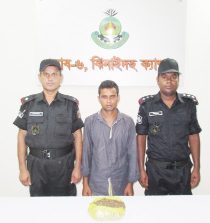 ঝিনাইদহে ৩০০ গ্রাম গাঁজাসহ এক মাদক ব্যবসায়ীকে গ্রেফতার
