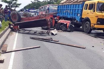কুমিল্লায় বাসের ধাক্কায় ট্রাক্টর উল্টে চালক নিহত

