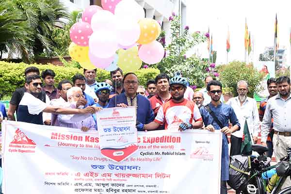দুই সাইকেলিস্ট রাজশাহী থেকে কাশ্মীর যাচ্ছেন