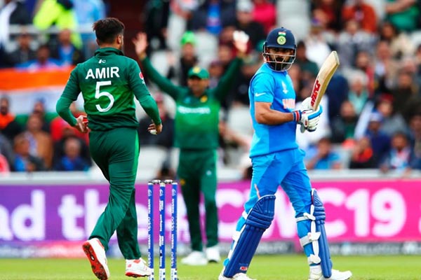 আউট ভেবে মাঠ ছাড়লেও পাকিস্তানের বিপক্ষে আউটই হননি কোহলি!