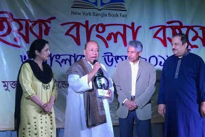 নিউইয়র্ক বইমেলার ‘আজীবন সম্মাননা’ পেলেন ফরিদুর রেজা সাগর