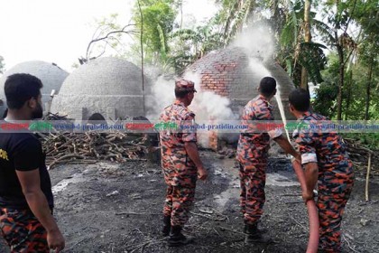 মির্জাপুরে অবৈধ কয়লা তৈরির কারখানা ধ্বংস