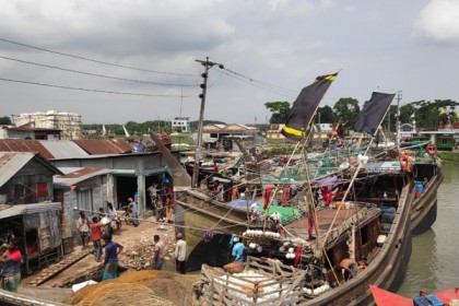 ৬৫ দিনের নিষেধাজ্ঞা মানছেন না জেলেরা

