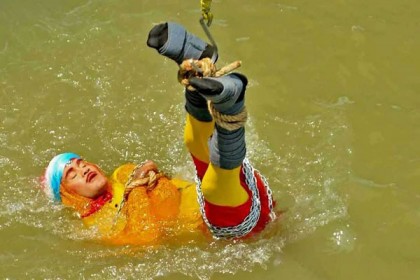 জাদু দেখাতে গিয়ে নদীতে তলিয়ে গেলেন জাদুকর