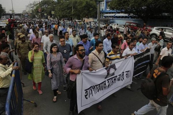 ধর্মঘট প্রত্যাহার, কাজে যোগ দিলেন পশ্চিমবঙ্গের চিকিৎসকরা