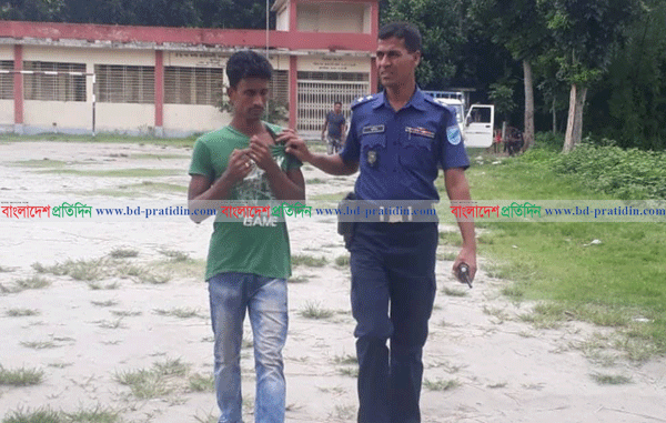 মাদারীপুরে জাল ভোট দেয়ার অভিযোগে যুবক আটক