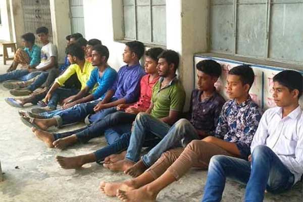 নাটোরে আন্দোলন করে পরীক্ষায় পাশ করলেন ১৭ শিক্ষার্থী!