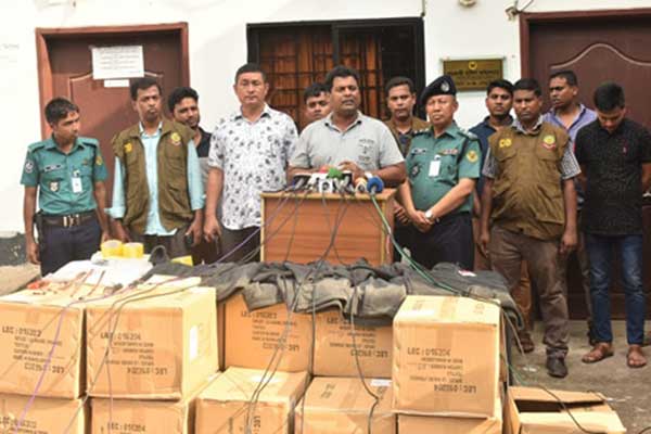 চট্টগ্রামে গার্মেন্টসের চোরাই পণ্যসহ গ্রেফতার ৬