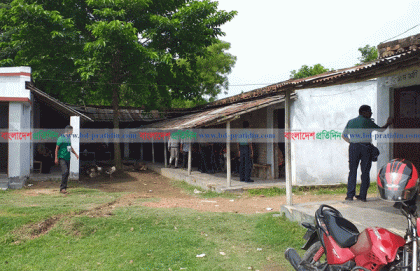 ভোটারের অপেক্ষায় ভোটগ্রহণ কর্মকর্তারা