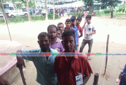 বেলা বাড়ার সঙ্গে বাড়ছে শায়েস্তাগঞ্জে ভোটারদের উপস্থিতি