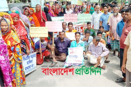 শেরপুরে বিড়ি শ্রমিকদের বিক্ষোভ-সড়ক অবরোধ
