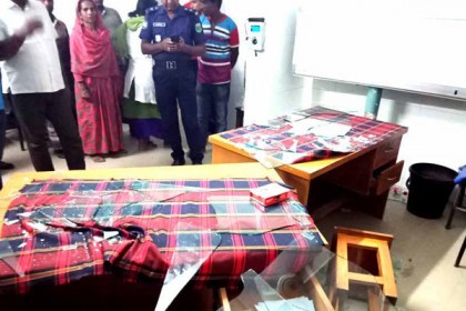 শিবগঞ্জে যুবলীগ নেতার মায়ের মৃত্যুতে হাসপাতালে ভাঙচুর

