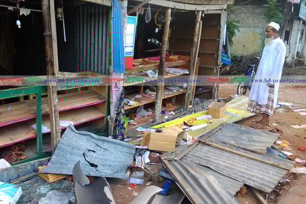 টুঙ্গিপাড়ায় দুই গ্রামবাসীর সংঘর্ষে ১০ পুলিশ সদস্যসহ আহত ৫০
