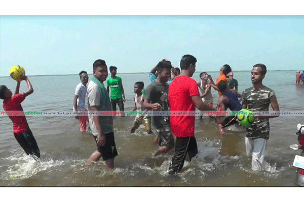 নেত্রকোনার ‘ট্রলার ঘাট’ যেন কক্সবাজার সমুদ্র সৈকত 
