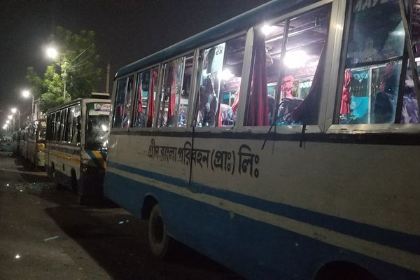 গার্মেন্টস কর্মকর্তার উপর থুথু ফেলার জেরে অর্ধশতাধিক গাড়ি ভাঙচুর