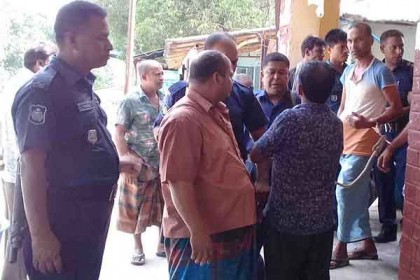 নলডাঙ্গায় ট্রেনের টিটিকে পিটিয়ে জখম, ৫ ব্যবসায়ী গ্রেফতার