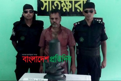 সাতক্ষীরায় কষ্টি পাথরের মূর্তিসহ চোরাকারবারী আটক