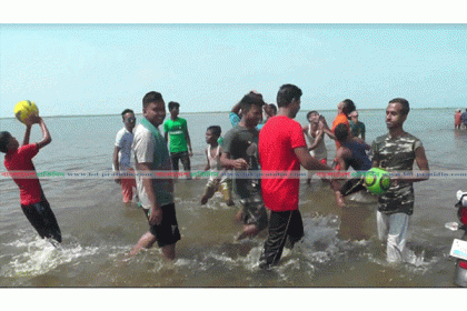 নেত্রকোনার ‘ট্রলার ঘাট’ যেন কক্সবাজার সমুদ্র সৈকত 