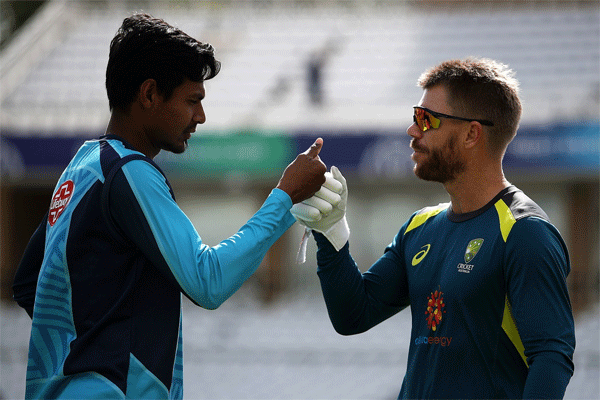 মাঠের লড়াইয়ের আগে হঠাৎ দেখা মুস্তাফিজ-ওয়ার্নারের