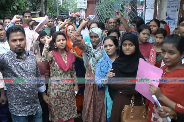 শিক্ষক নিয়োগে পরীক্ষা দিতে পারেননি ২ শতাধিক, পুলিশের লাঠিচার্জের অভিযোগ