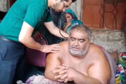 ‌ওজন ৩৩০ কেজি, বাড়ির দেওয়াল ভেঙে নেওয়া হলো হাসপাতালে! 