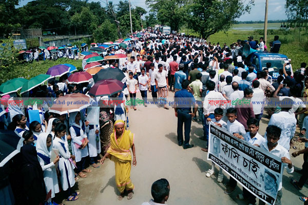 সড়ক অবরোধ করে সহপাঠী হত্যার বিচার চাইল স্কুলশিক্ষার্থীরা