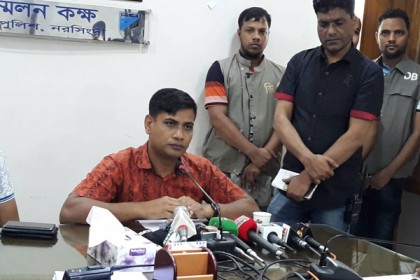 প্রতিপক্ষকে ফাঁসাতেই কলেজ পড়ুয়া বোনের গায়ে আগুন!
