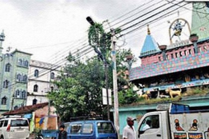 বোমা হামলা ঠেকাতে মন্দির পাহারায় মুসলিমরা