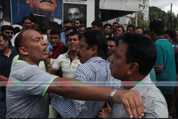 প্রতিষ্ঠাবার্ষিকীর অনুষ্ঠানে শ্রমিক লীগের দু’গ্রুপে হাতাহাতি