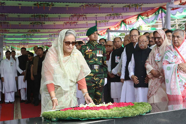 বঙ্গবন্ধুর প্রতিকৃতিতে প্রধানমন্ত্রীর শ্রদ্ধা