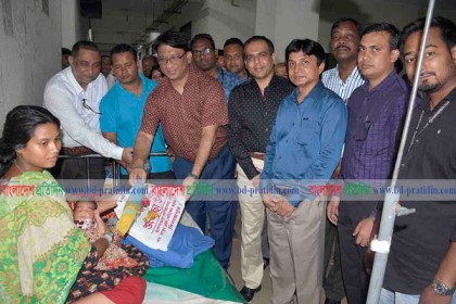 প্রসূতি মা ও নবজাত শিশুকে উপহার বিতরণ