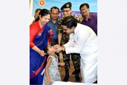 শিশুদের টিকা খাওয়ালেন মেয়র সাঈদ খোকন