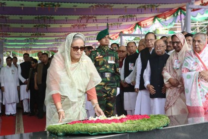 বঙ্গবন্ধুর প্রতিকৃতিতে প্রধানমন্ত্রীর শ্রদ্ধা