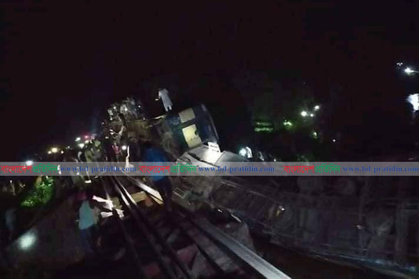 সেতু ভেঙে ট্রেনের বগি নিচে পড়তেই ৯৯৯- এ ফোন