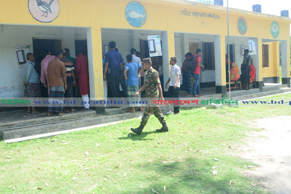 বগুড়া-৬ উপনির্বাচনে ভোটগ্রহণ চলছে