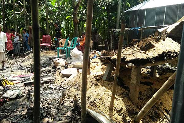 শ্রীবরদীতে ৪ বসতঘর আগুনে পুড়ে ছাই
