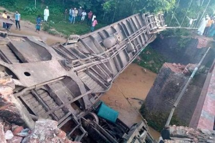 কুলাউড়ায় ট্রেন দুর্ঘটনা; উদ্ধারকাজে অংশ নেন স্থানীয় নারীরাও