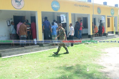 বগুড়া-৬ উপনির্বাচনে ভোটগ্রহণ চলছে